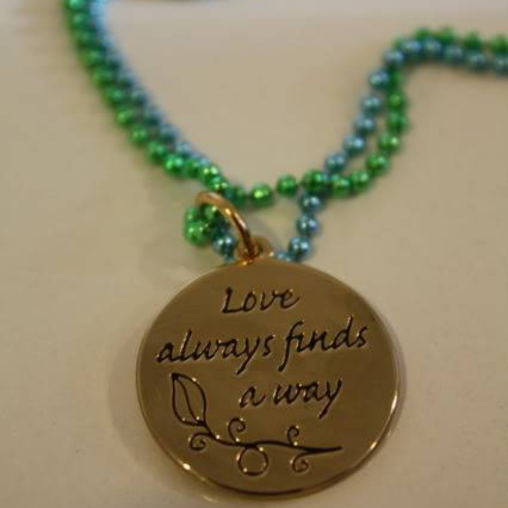 DISNEY COUTURE PRINCESS & FROG LOVE FROG/FROG PAD/CROWN CHARM NECKLACE**NEW! - Picture 6 of 7